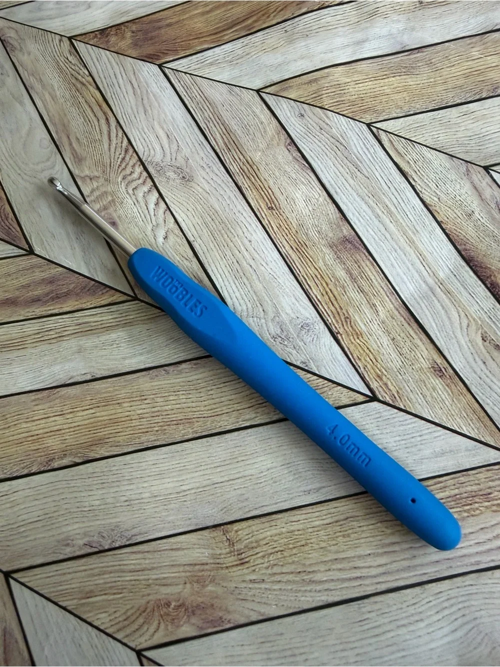 The Wobbles Blue Ergonomic 4.0mm Crochet Hook